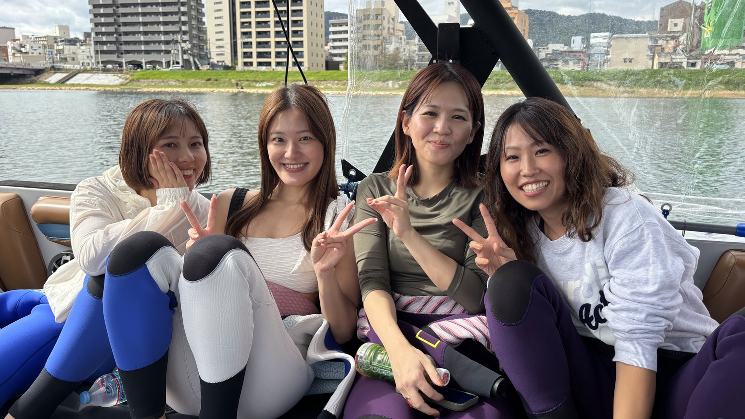 ボートの上でくつろぐお客様
